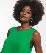 Blusa musculosa verde de crepé con escote redondo y corte holgado.