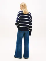 Sweater amplio de punto Tommy Hilfiger confeccionado en puro algodón peinado, de diseño a rayas horizontales azul marino y blancas, con cuello redondo y hombros caídos. Presenta el logo bordado en fuente Script en la parte delantera.