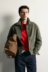 Sobrecamisa relaxed fit de algodón color verde militar, con cuello solapa, manga larga con puño abotonado, bolsillos frontales de plastrón y efecto lavado.