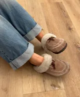 Zueco de cuero color beige con bordado artesanal y detalles de corderito.