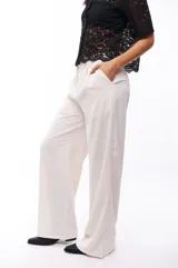 Pantalón de vestir color blanco, de corte palazzo y tiro alto.