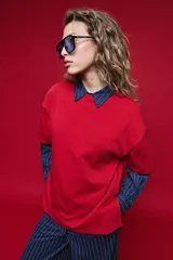 Remera de algodón con corte boxy fit, silueta amplia, hombros caídos y aberturas laterales.