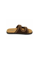 Sandalias planas Paddock modelo Era, de color beige, con dos tiras anchas en el empeine decoradas con tachas pequeñas, hebillas metálicas doradas y plantilla con textura trenzada.