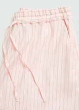 Short de tiro medio con diseño de rayas verticales, confeccionado en mezcla de lino y viscosa. Presenta cintura elástica con cordón ajustable, bolsillos laterales y corte recto.