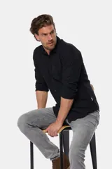 Pantalón de jean skinny celeste con spandex, tiro medio y corte ajustado.