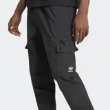 Pantalón cargo negro de tejido plano, con cintura elástica ajustable con cordón, bolsillos laterales y bolsillos cargo con logo Adidas Trifolio en blanco.
