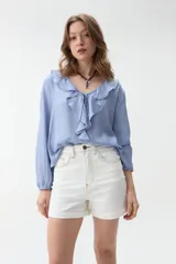 Short de denim de tiro alto, color blanco, con costuras en contraste y dobladillo revuelto en las piernas.
