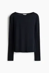 Remera de punto suave, entallada, de manga larga con cuello redondo y bajo recto.