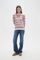 Remera de manga larga al cuerpo, confeccionada en tejido de viscosa con diseño de rayas horizontales en tonos rosados, blancos y marrones, con cuello a la base y puños con detalle de botones.