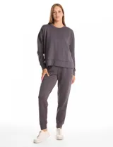 Buzo deportivo de cuello redondo, con hombros caídos y mangas largas con puños. Presenta costuras decorativas tipo pespunte en la parte frontal y en las mangas, con un diseño de ruedo recto y tajos laterales.