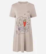 Camisón de manga corta y cuello redondo, color beige, confeccionado en viscolycra, con un estampado central de dos cartas de tarot místicas con un corazón rojo, flores y texto.