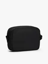 Cartera tipo bandolera de diseño compacto, color negro, con cierre superior y parche con el logo de la marca en el frente.