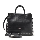 Cartera estructurada de cuero vacuno en color negro, de formato mediano con detalle de tachas metálicas en todo el contorno. Cuenta con asas cortas fijas para llevar en mano y una correa larga regulable y desmontable. Presenta cierre superior con cremallera metálica, costuras decorativas en los paneles frontales, herrajes plateados y bolsillo interior con cierre.