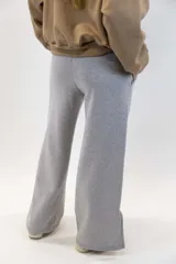 Pantalón deportivo wideleg de color azul marino, con cintura elástica y bolsillos laterales amplios.