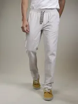 Pantalón jogger color beige de lino y algodón, con cintura elástica y cordón ajustable multicolor.