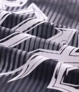 Remera de corte boxy confeccionada en tejido jacquard de poliéster con textura. Presenta cuello polo en color blanco con detalles en negro, mangas cortas y estampado frontal con lettering Bruxo y logo de Ronaldinho.