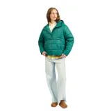 Campera Billabong Ride Puffer Anorak color verde esmeralda, con capucha, cierre parcial con botones a presión y bolsillo tipo canguro con cierre.