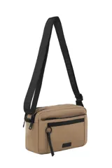 Bandolera fucsia con correa larga negra ajustable, bolsillo frontal con cierre y logo de la marca en la parte inferior.