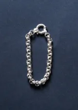 Pulsera de eslabones tipo rolo marinero, fabricada en plata 925 con acabado brillante y cierre de tipo reasa.
