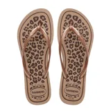 Sandalias tipo chinelas Havaianas modelo Slim Animals, con base color beige y estampado de leopardo. Presenta tiras finas en tono bronce metalizado.