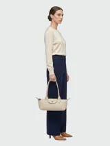Cartera de hombro Longchamp modelo Le Pliage Xtra en tamaño pequeño, confeccionada en cuero con diseño minimalista, cierre de solapa con botón a presión y doble asa fija.