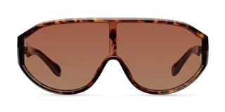Lentes de sol con diseño envolvente tipo máscara y lente panorámica color marrón. Montura con estampado carey, ofreciendo un estilo técnico y deportivo.
