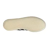 Championes Adidas modelo Copa Premiere, de estilo urbano inspirado en el fútbol. Presentan una capellada de cuero blanco con las icónicas tres tiras laterales en negro, lengüeta plegable con logo y suela de goma traslúcida.