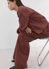 Pantalón cargo de algodón con diseño a rayas, cintura ajustable con elástico y bolsillos laterales con solapa.