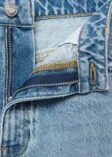 Jeans mom-fit de tiro alto y diseño clásico de cinco bolsillos, confeccionados en denim de algodón en tono azul claro.