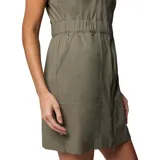 Vestido corto color verde oliva, sin mangas, con cuello alto y cierre frontal con cremallera bidireccional. Tiene cintura elástica, bolsillos laterales y bolsillo en el pecho con cremallera.