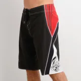 Short de baño tipo boardshort O'Neill modelo Superfreak Y2k, en combinación de colores negro, rojo y blanco, con diseño geométrico y cordón de ajuste en la cintura.