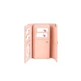 Billetera corta marca Coveri Collection, color blanco, de diseño rectangular con solapa y cierre de broche a presión. Detalle de placa metálica dorada con el nombre de la marca en el frente y herrajes dorados.