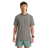 Remera Roark Borrego de manga corta y cuello redondo, con diseño de finas rayas horizontales en blanco y negro. Incorpora tecnología 37.5 con minerales volcánicos y carbón activado que regula la temperatura y controla la humedad.