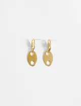 Aros colgantes dorados con forma de eslabones.