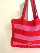 Bolso tipo tote tejido a crochet con hilo de algodón color marrón y crudo, con diseño a rayas horizontales y volados en los bordes.