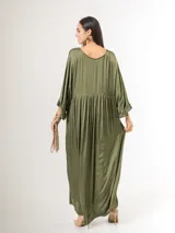 Vestido largo de satén italiano color verde militar, con escote en V profundo, corte oversized de caída amplia y fluida, y mangas tres cuartos con detalles de volados en los puños.