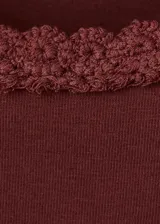 Musculosa de algodón color bordó con cuello redondo y detalles festoneados en el cuello y las sisas.