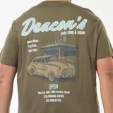 Camiseta de manga corta color verde militar, con cuello redondo y estampado pequeño en el pecho con el logo de Deacon's.