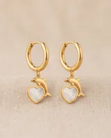 Aros tipo argolla en acero dorado con dije colgante que combina un delfín y un corazón con incrustación de nácar.