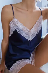 Pijama de satén elastizado color champagne, compuesto por musculosa con escote en V y detalle de puntilla elastizada, y short con elástico en la cintura y terminación con puntilla.