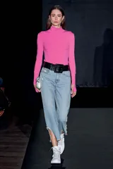 Pantalón de jean celeste de corte recto con roturas en las rodillas y terminación desflecada en el ruedo.