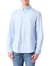 Camisa celeste de popelina de algodón flexible, con cuello abotonado, cierre con botones, puños con botones y logo de Tommy Hilfiger bordado en el pecho.