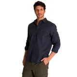 Camisa de hombre Caterpillar, modelo Foundation Convertible, color azul oscuro. De manga larga convertible, con bolsillo en el pecho y logo de la marca. Confeccionada en popelina.