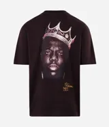 Remera de algodón con cuello redondo y mangas cortas. Presenta una estampa en la espalda que muestra el rostro de The Notorious B.I.G. con una corona, junto con una firma en la parte inferior.