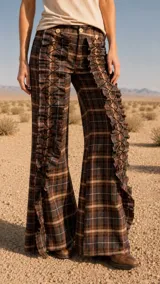 Pantalón de corte amplio con estampado a cuadros, presenta detalles de volados laterales con cordones entrecruzados que aportan textura y movimiento. Incluye bolsillos delanteros y traseros.