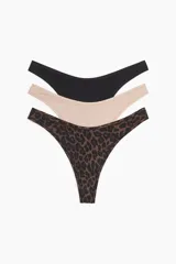 Pack de tres bombachas tipo thong de microfibra, tiro bajo con cintura en V y refuerzo interior. Incluye una negra, una beige y una con estampado de leopardo.