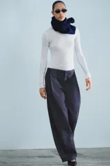 Jeans de tiro alto de la colección ZW de Zara, en color azul oscuro, con bolsillos delanteros, raya planchada en el delantero y cierre con cremallera y gancho metálico.