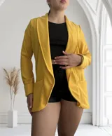 Blazer amarillo mostaza de crepe con solapas y bolsillos delanteros.