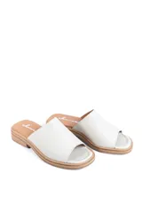 Sandalias chatas de cuero color crudo, fabricadas en Uruguay.