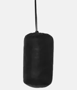 Campera ultraliviana de poliamida color gris claro, con cuello alto y cierre delantero.